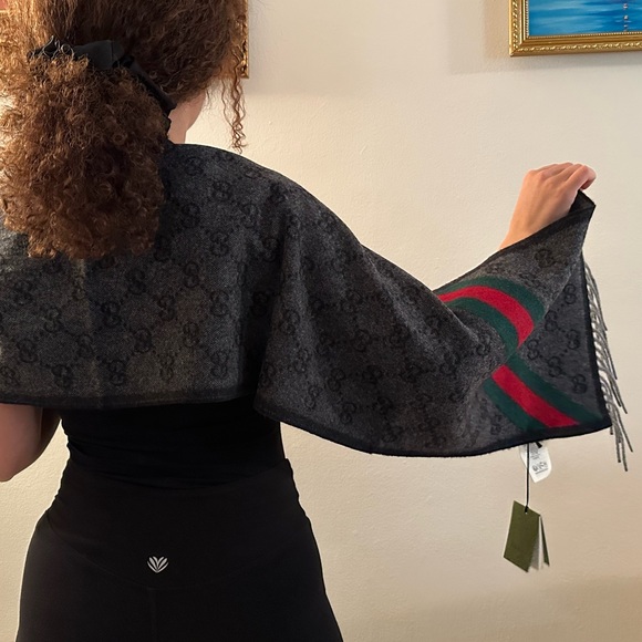 UNISEX GUCCI SCARF / NEW WITH TAG - Picture 6 of 9